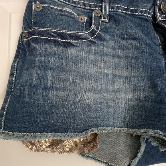 Maurice’s Woman’s Denim Shorts Sequin Pocket size 11-12 - Picture 2 of 6